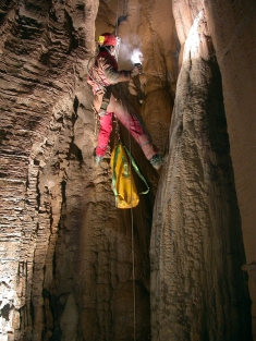 Σταλαγμίτες - σταλακτίκτες σε σπήλαιο στο Πάρκο Πίνδου